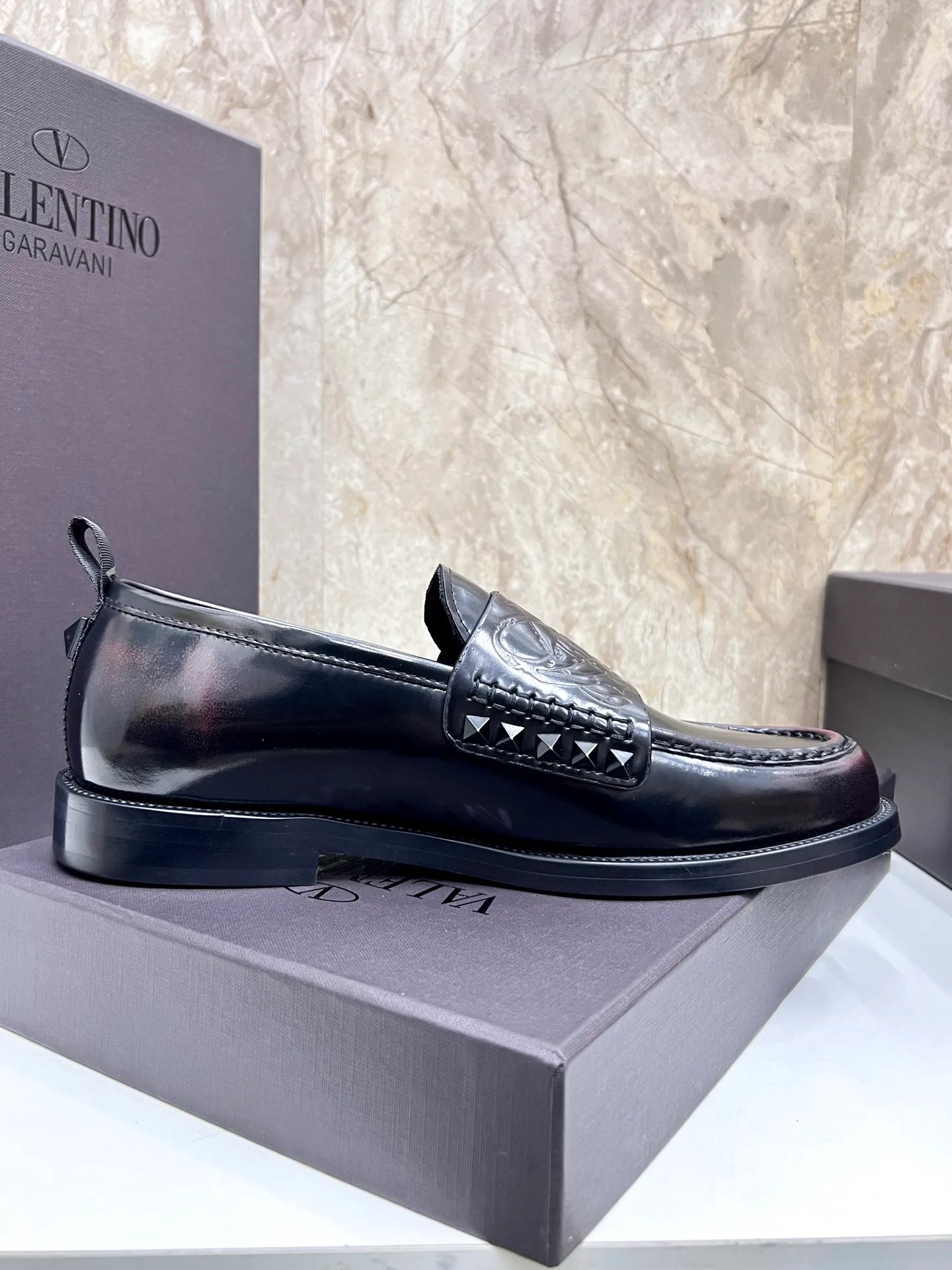 Men's men's shoes💰780 Valentino New men's V logo micro-label business casual loafers. These Derby loafers are made of imported cowhide leather. They are light in texture and cool in style. The uppers are decorated with brand logo buckles, showing off the big-name style! The lines reveal novel urban trends. The toe is round and full, and the rubber foam sole and triple protruding leather welt complement each other. It is extremely fashionable and charming, with dyed calfskin lining, genuine leather feet, and standard logo decoration. It is simple yet elegant. It has a classic European and American loose style and is extremely comfortable on the feet. Size: 39-44 (customized at 38.45.46)
